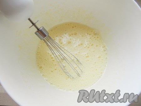 Яйца взбить с сахаром и ванильным сахаром с помощью миксера в течение 4-5 минут (масса посветлеет и немного увеличится в объёме).