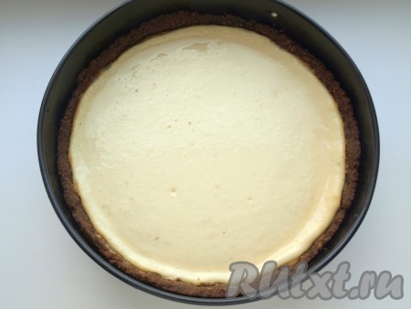 Разогреваем духовку до температуры 180 градусов и выпекаем чизкейк 45 минут. Затем достаём его из духовки, даём остыть и ставим на 3 часа в холодильник.