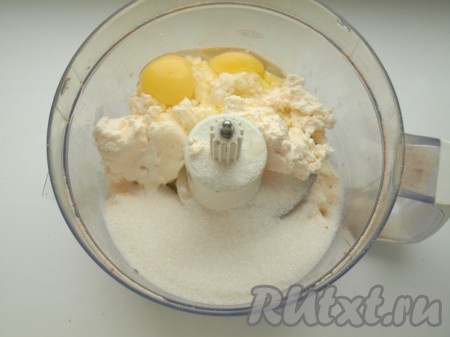 Взбиваем блендером яйца с творогом и сахаром.