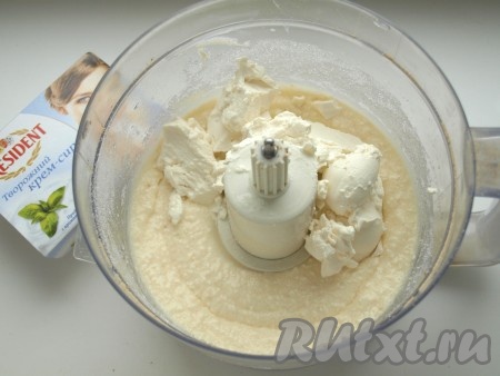 Добавляем сливочный сыр и ещё раз взбиваем блендером. Осталось добавить муку и тщательно перемешать.