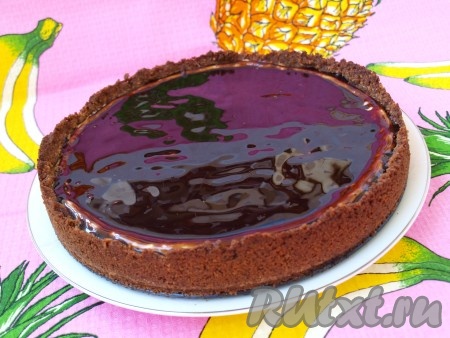 Охлаждённый чизкейк достаём из холодильника и поливаем растопленным горячим шоколадом. Вкусный, нежный чизкейк, приготовленный из творога и сливочного сыра, подаём к столу, радуя близких чудесным десертом.