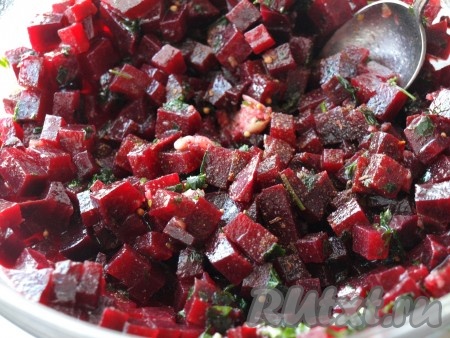 Перемешиваем свеклу, чеснок, зелень и поливаем салат заправкой. Солим и перчим по вкусу приготовленный итальянский овощной салат.
