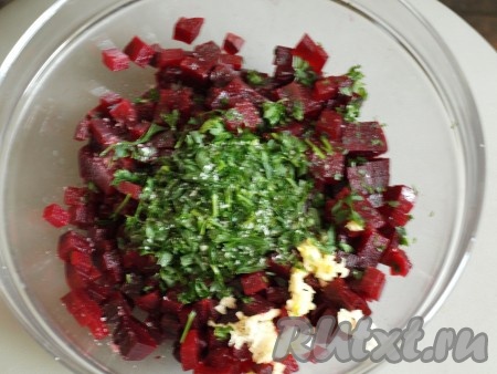 Режем зелень, чеснок пропускаем через пресс и добавляем к свекле.
