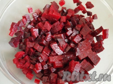 Нарезаем свеклу некрупными кубиками.
