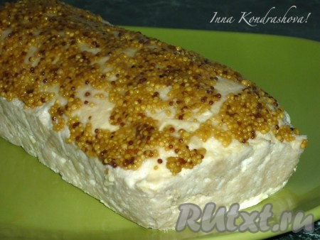 Затем мясной хлеб достать из духовки, а после остывания смазать сверху горчицей в зёрнах.