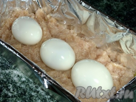 Сверху в ряд выложить очищенные яйца.