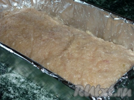 Затем выложить оставшийся фарш, разровнять, чтобы не видно было яиц. Выпекать мясной хлеб в духовке, разогретой до 180 градусов, в течение 1 часа.