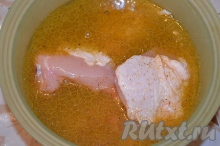 Залить мясо маринадом. Оставить на удобное для вас время.