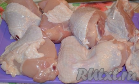 Приготовить мясо. Окорочка разрезать на 3 части. У крыльев отрезать фалангу без мяса.
