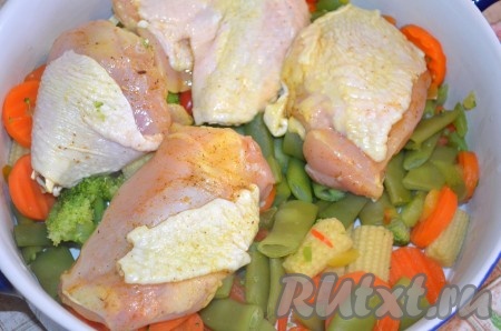 Овощи разморозить или обдать кипятком. Выложить в форму для запекания. Сверху выложить кусочки мяса. Немного сбрызнуть маслом.
