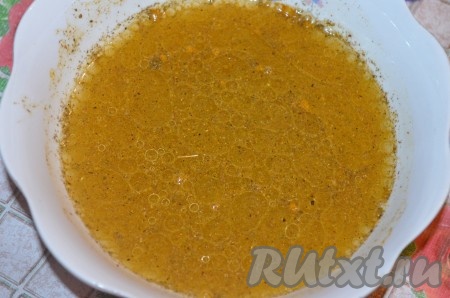 В миске смешать рассол, масло, соль, сахар, специи.

