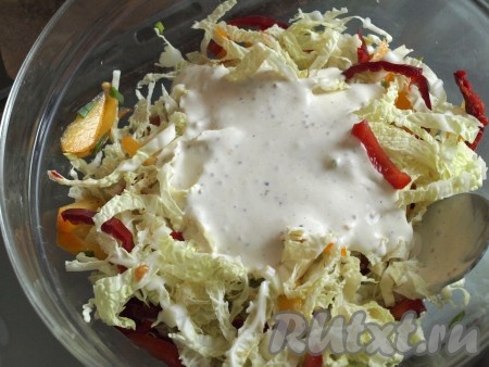 Заправляем салат, если нужно, солим.
