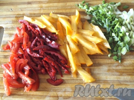 Болгарский перец, хурму и помидоры режем соломкой, мелко рубим зелёный лук. Немного перца, хурмы и зеленого лука оставляем для украшения.
