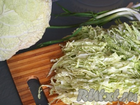 Нарезаем савойскую капусту.
