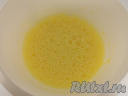 Яйца разбить в глубокую миску (или в чашу миксера для взбивания), взбить миксером в пышную пену.