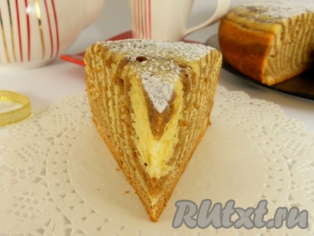 Можно сверху посыпать сахарной пудрой. Пирог разрезать на кусочки.