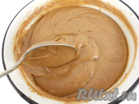 Тесто разделить на 2 части, в одну из них добавить какао и тщательно перемешать.