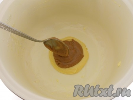 Чашу мультиварки хорошо смазать сливочным маслом. На дно чаши желательно поместить бумагу для выпечки. Далее, в центр чаши, поочередно выкладывать по 2 столовых ложки теста - на белое тесто тёмное, далее снова белое и так далее.