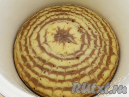 Чашу с тестом поместить в мультиварку, закрыть крышку и выставить программу "Выпечка" на 50 минут. После окончания времени открыть крышку, посмотреть, если верх "Зебры" ещё влажный, тогда выставить программу "Выпечка" ещё минут на 20 (мультиварки разные - за 50 минут пирог может ещё не полностью пропечься).