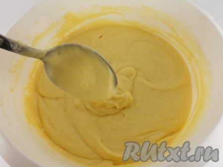 Хорошо перемешать тесто столовой ложкой до однородности. Частями добавляя оставшуюся просеянную муку, замесить в меру густое тесто, напоминающее сметану средней густоты, как на фото.