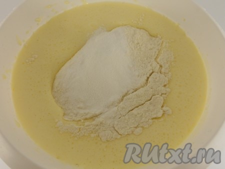 Постепенно, не прекращая взбивать, всыпать сахар, взбить в течение 6-7 минут. Яичная смесь должна посветлеть и увеличиться в объёме. Добавить сметану, взбить яично-сметанную массу миксером до однородности. Сливочное масло растопить, остудить и влить в яично-сметанную массу, перемешать миксером. Далее всыпать 300 грамм просеянной муки вместе с разрыхлителем.