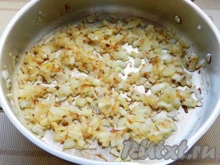 В сковороде разогреть растительное масло и обжарить лук.