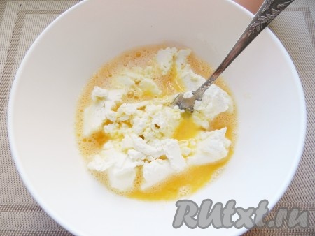 Добавить творог и хорошо перемешать до полностью однородной массы.