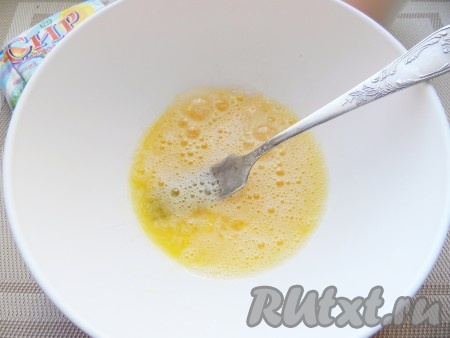 Яйца взбить вилкой с солью и сахаром.