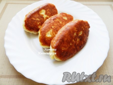 Жарить пирожки из творожного теста на сковороде с разогретым маслом по 2 минуты с каждой стороны. Готовые пирожки выложить на бумажную салфетку, чтобы убрать лишний жир. Вкусные жареные пирожки их творожного теста готовы.