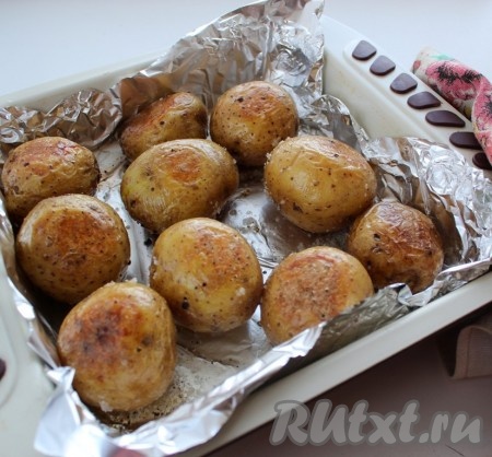 Через 10 минут картошку перевернуть и снова поставить в духовку на 10-15 минут.