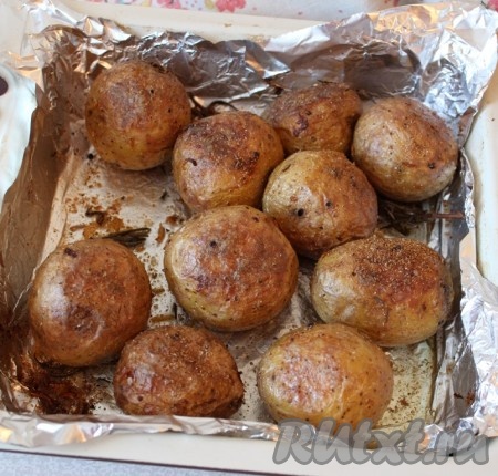 Мелкий картофель в кожуре в духовке