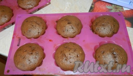 Выпекать шоколадные кексы 25 минут в духовке, разогретой до 180 градусов.
