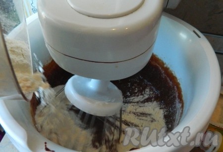 Ввести муку и соду.
