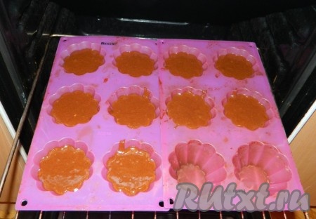 Получившееся тесто разложить по формам.
