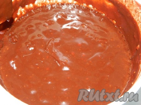 Нагреть, помешивая, до полного растворения конфет, чтобы получилась однородная масса. Остудить.
