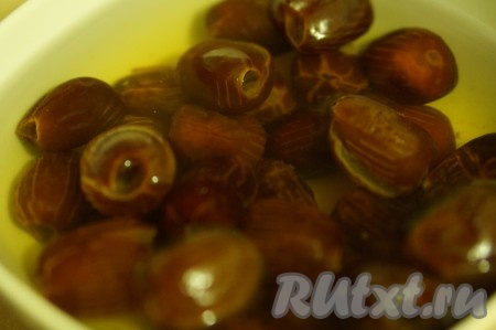 Сперва приготовим начинку. Для этого финики нужно залить кипятком и оставить на 20 минут. Затем слить воду, обсушить и нарезать на мелкие кусочки.