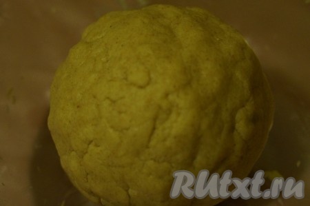 Влить 2 столовых ложки холодной воды, замешивая тесто и собирая его в шар. Если тесто не собирается в шар, тогда влейте ещё 1 столовую ложку воды. Тесто должно получиться мягким, не липнущим к рукам и поверхности.