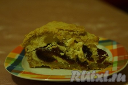 Вынуть из формы, переложить на тарелку, дать остыть. Вот такой пирог с творогом и финиками получился в разрезе.