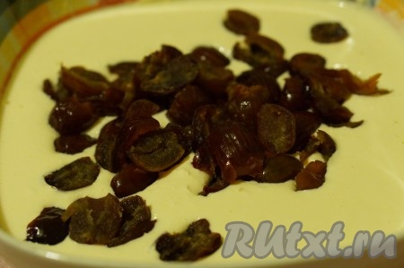 Смешать финики с получившейся творожной массой.