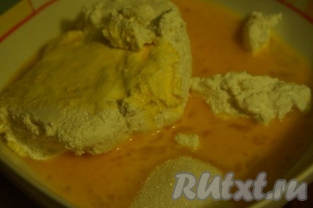 Творог перемешать с 2 столовыми ложками сахара и яйцами до однородности.