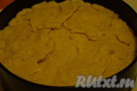 Оставшееся тесто раскатать в круг, выложить тесто поверх начинки. Отправить пирог с творожной начинкой и финиками в предварительно разогретую до 180 градусов духовку.