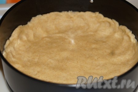 Две трети теста выложить в смазанную маслом форму. Распределить тесто по дну формы, сделав небольшие бортики.