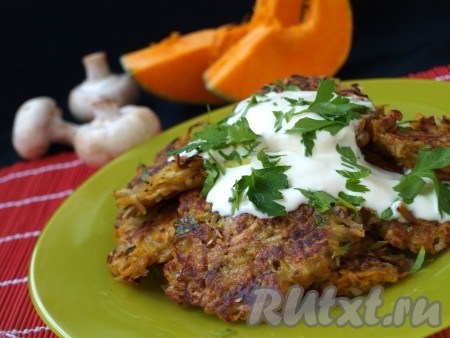 Вкусные, аппетитные драники, приготовленные с тыквой и картошкой, подаём к столу горячими со сметаной, посыпав петрушкой.