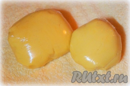 Разделить песочное тесто на две части, одна часть должна быть чуть больше другой. Скатать каждую из частей в шар, упаковать в пищевую плёнку и отправить в холодильник на 20-30 минут.