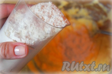 Всыпать 100 грамм муки, перемешать до однородности. Затем начать добавлять муку небольшими порциями, хорошо вмешивая её и собирая тесто для венского печенья в шар. 