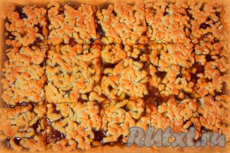 Горячее венское печенье нарезать ножом на квадраты или прямоугольники и оставить остывать. Лишь после того как печенье остыло, выкладывайте его на блюдо.