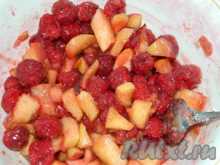 Обжаренные яблоки снять с огня, дать немного остыть, затем соединить с вишней, лишний сок слить. Добавить сахар, тщательно перемешать и начинка для штруделя готова.