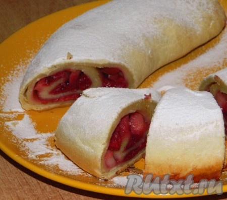 Штрудель с начинкой из яблок и вишни получается очень вкусным и ароматным, а готовится достаточно просто.