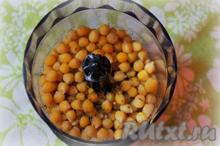 Добавить соль, специи.