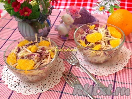 Салат из разных видов капусты поливаем заправкой, если есть необходимость солим и тщательно перемешиваем. При желании это блюдо можно подать порционно. Сверху салата из капусты выкладываем кусочки апельсина и можно подавать к столу. А если дать этому полезному и очень вкусному салату немного настояться, то пропитавшись, он приобретёт замечательные вкусовые нотки, став ещё прекраснее.
